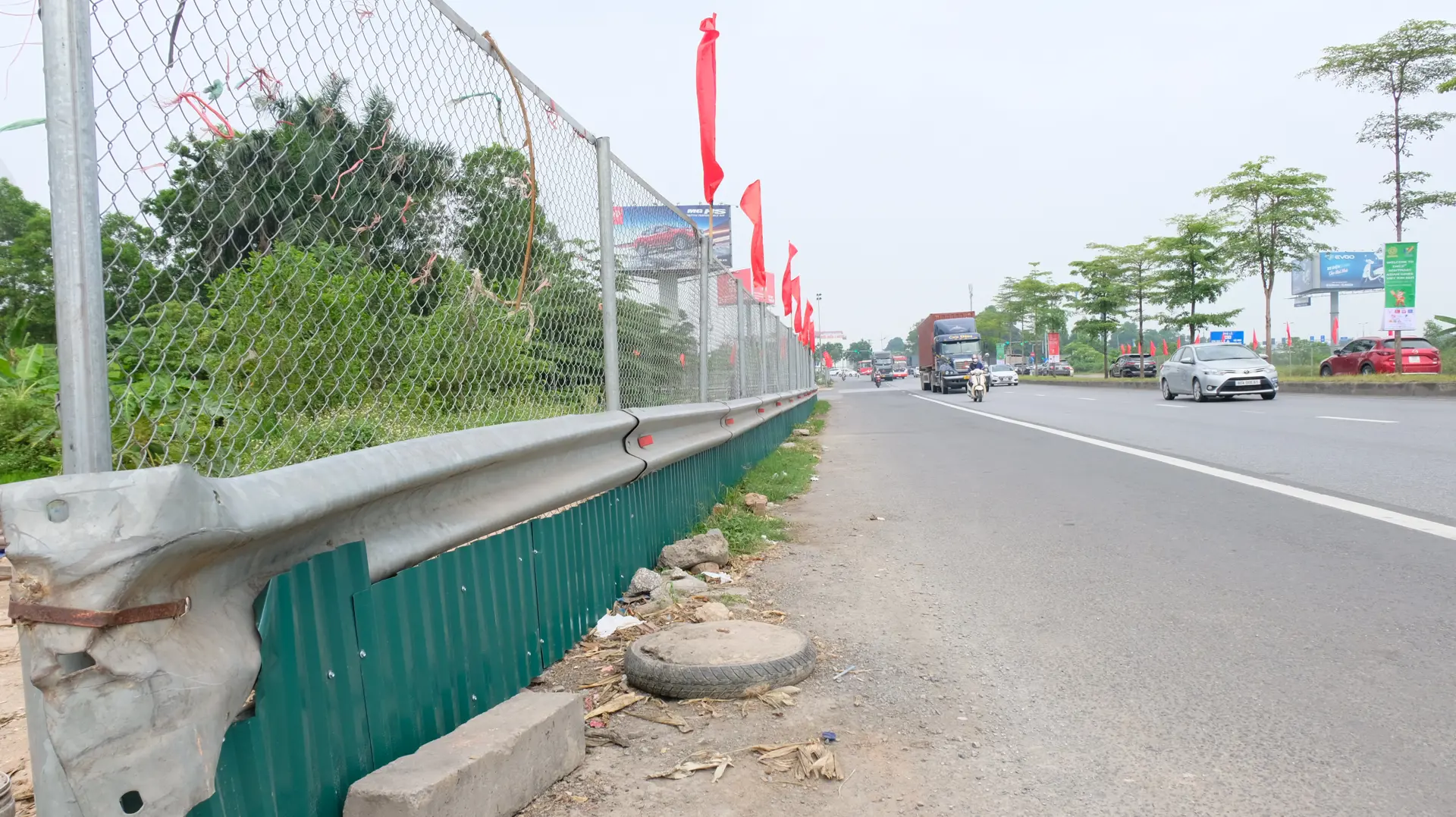 Huyện Sóc Sơn: Quây tôn, lắp lưới thép ngăn vi phạm hành lang Quốc lộ 2