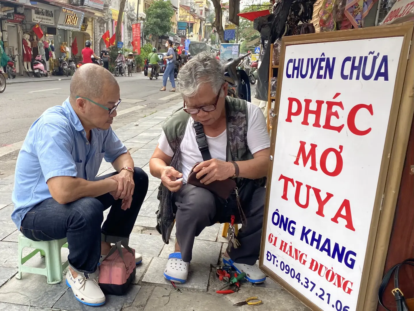 Gặp ông thợ hơn 60 năm gắn bó với “phéc - mơ - tuya”