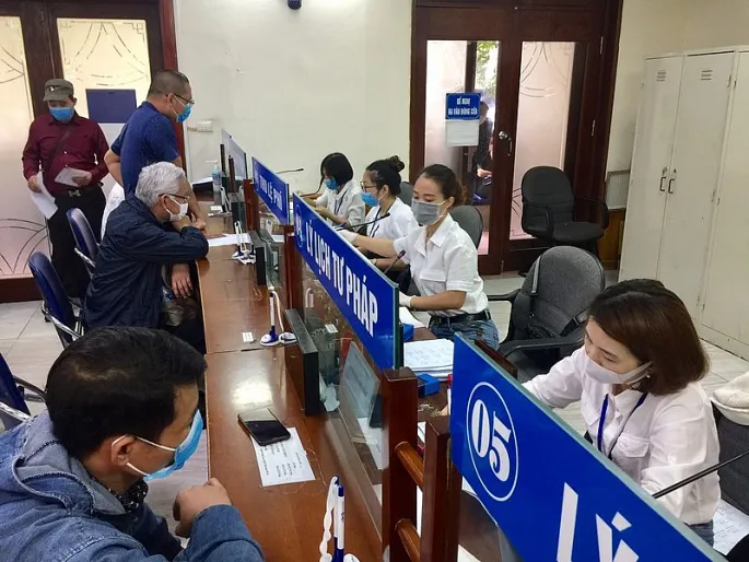 Công dân thực hiện TTHC tại Bộ phận Một cửa Sở Tư pháp Hà Nội. Ảnh: Bạch Dương