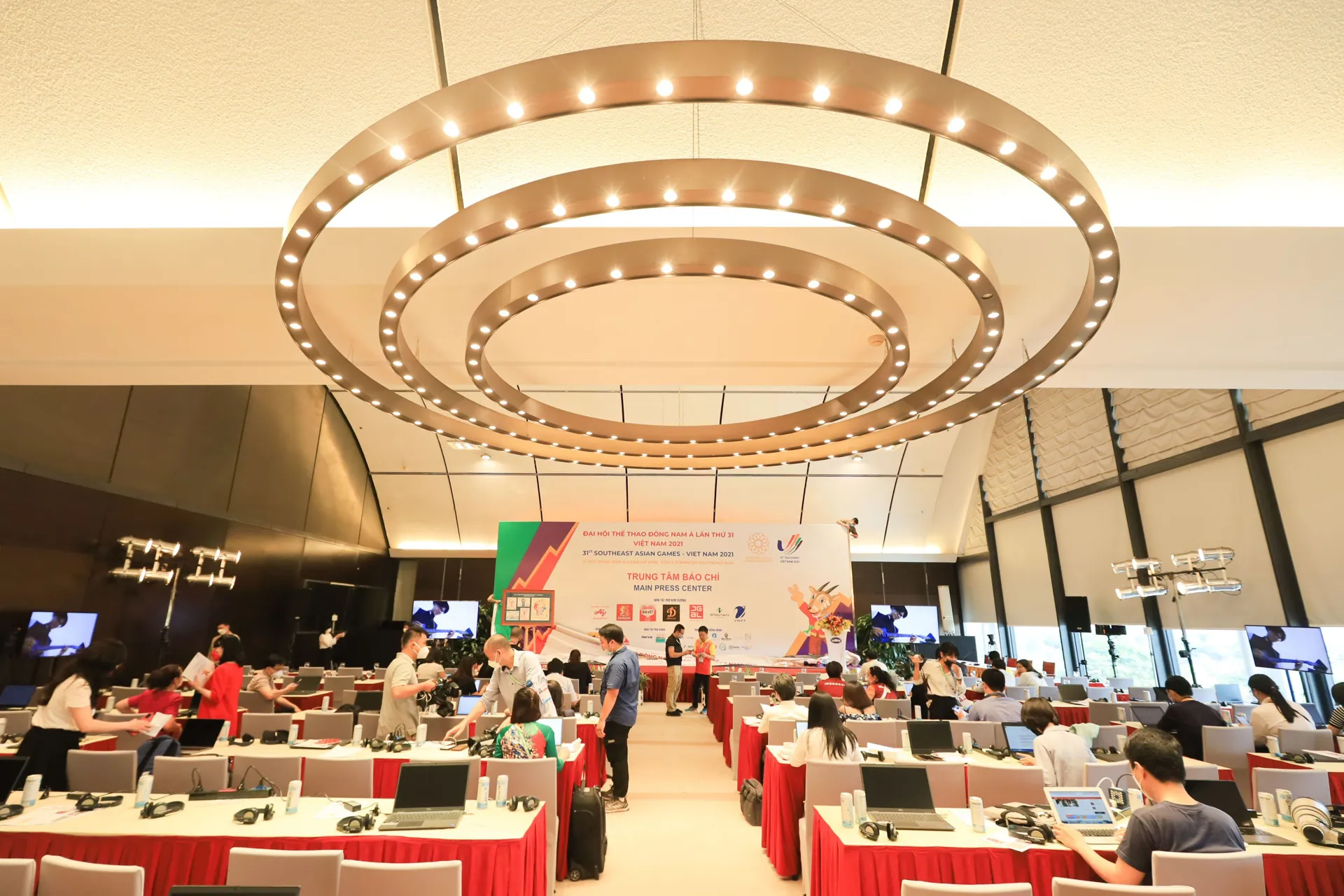 Phóng viên quốc tế tác nghiệp tại Trung tâm báo chí SEA Games 31. Ảnh: Ngọc Tú