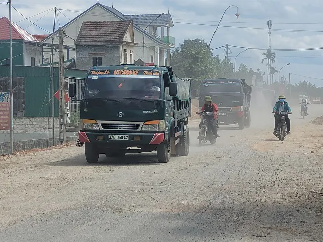 Hà Tĩnh: Xe chở đất, muôn nẻo lách luật