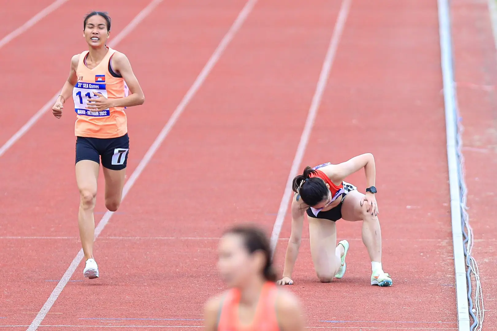 Nhà vô địch SEA Games 30 bất ngờ bị ngã trên đường chạy nội dung 800m