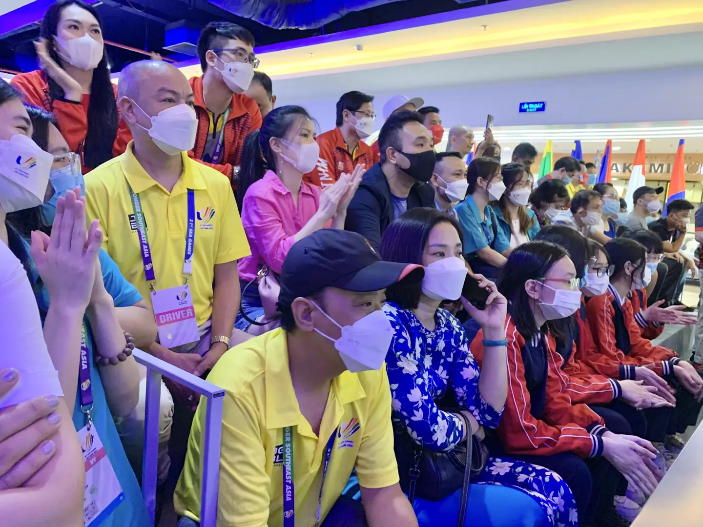 Khán giả “tiếp lửa” cho vận động viên Bowling tại SEA Games 31