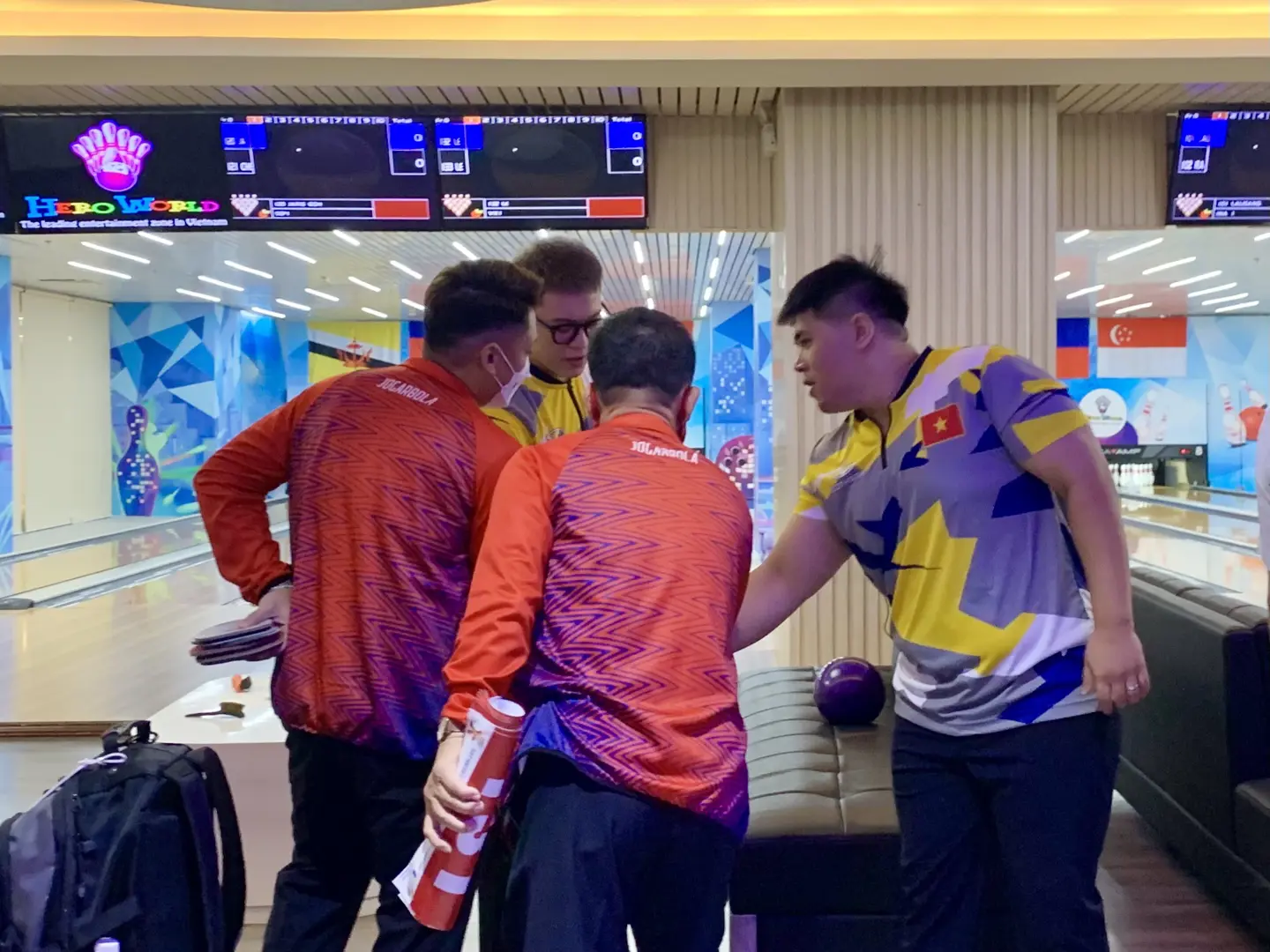 SEA Games 31: Những hình ảnh ấn tượng ngày đầu thi đấu môn Bowling