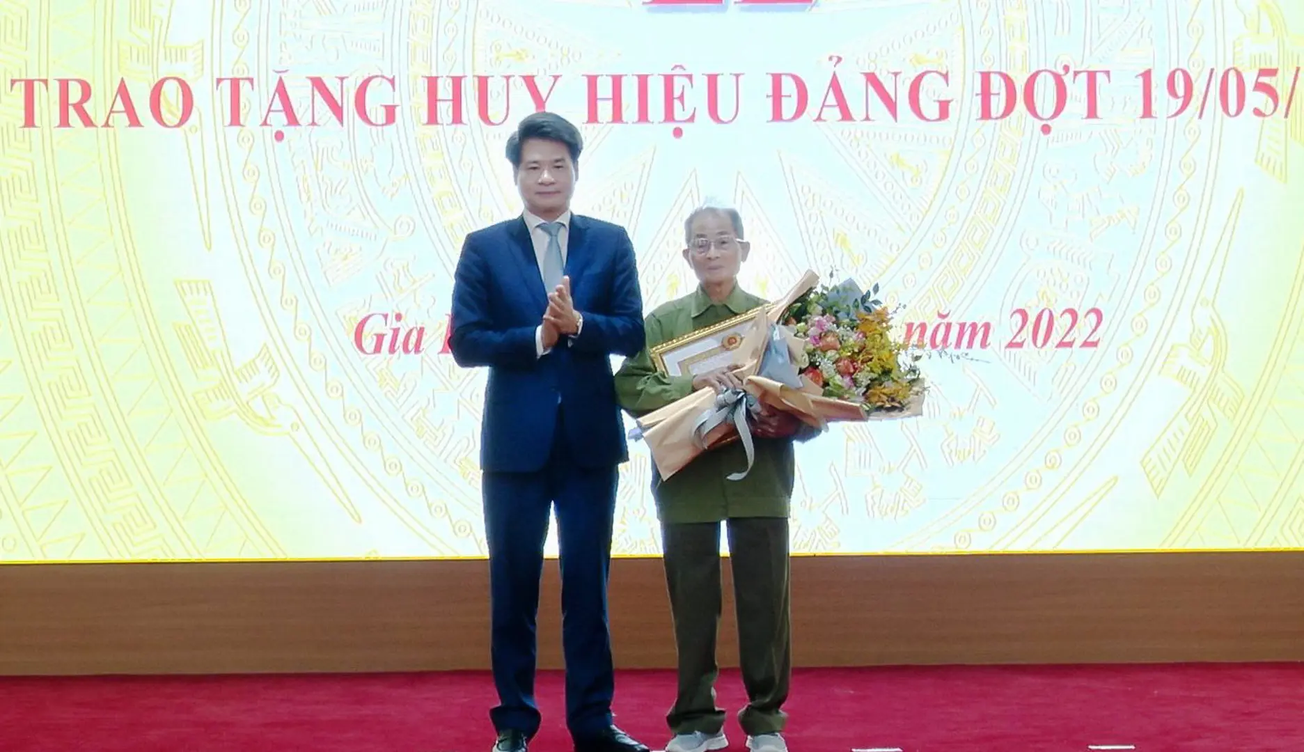 Huyện Gia Lâm: 176 đảng viên được trao Huy hiệu Đảng đợt 19/5 