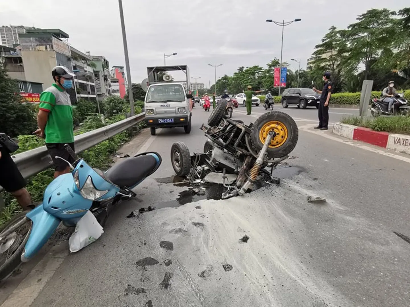 Xe ba gác tông văng xe máy rồi bốc cháy trên đường Vành đai 2