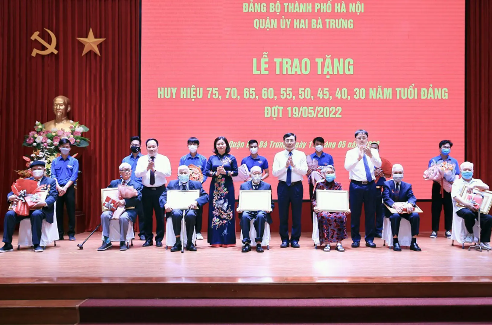 Thường trực Thành ủy trao Huy hiệu Đảng cho đảng viên quận Hai Bà Trưng