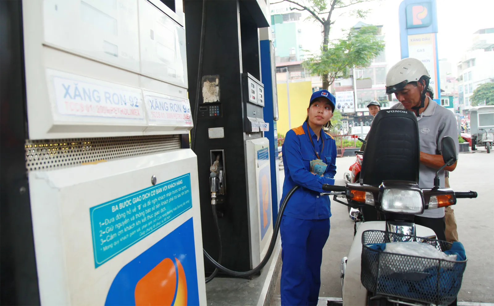 Người dân, doanh nghiệp chật vật vì giá xăng