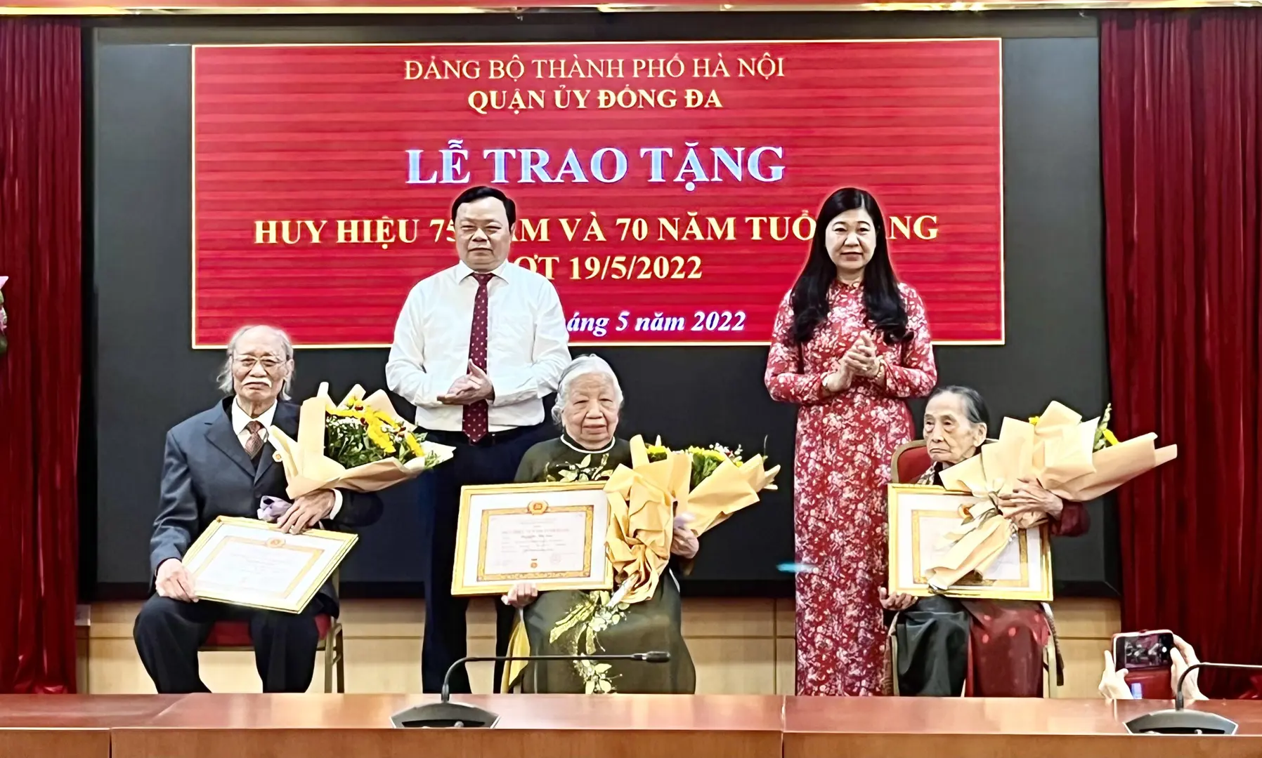 Quận Đống Đa trao Huy hiệu 75, 70 năm cho các đảng viên lão thành