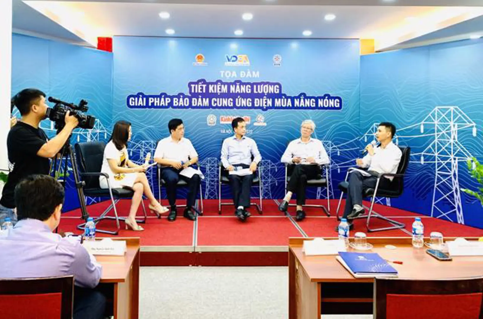 Giải bài toán cung ứng điện mùa nắng nóng 2022