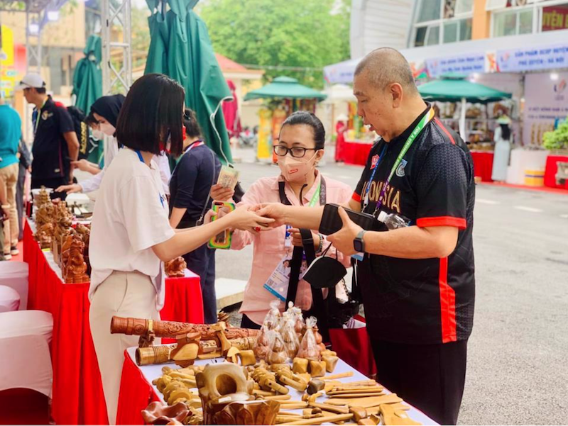 [Hanoi-SEA Games 31] Hanoi handicrafts attract international SEA Games 31 guests