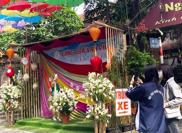 Làng Lụa Vạn Phúc tăng mạnh khách đến tham quan mua sắm dịp SEA Games 31