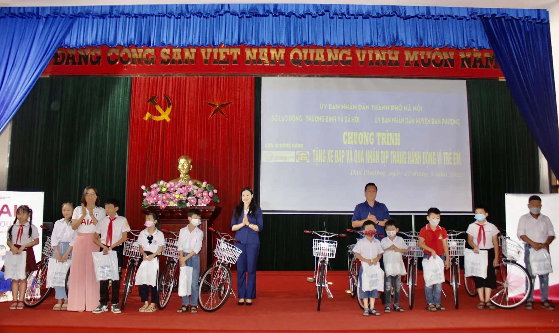 Trên 100 suất quà và học bổng tặng cho trẻ em có hoàn cảnh khó khăn