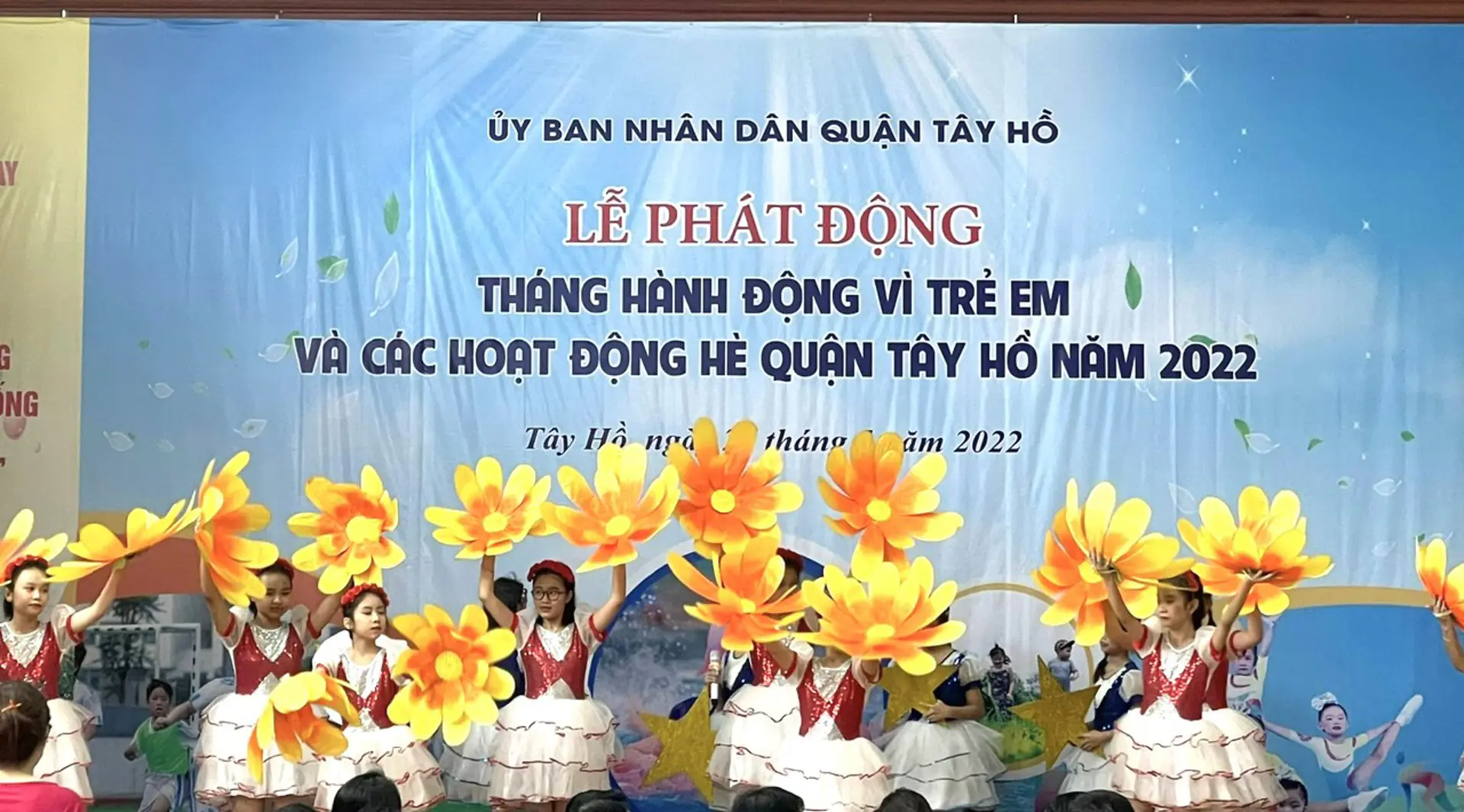 Quận Tây Hồ phát động Tháng hành động vì trẻ em, tặng quà cho trẻ em