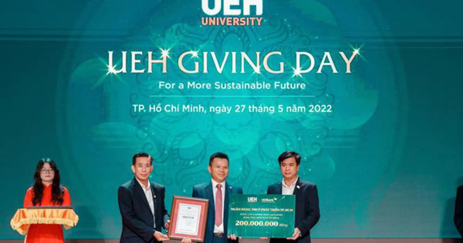 HDBank tặng học bổng cho sinh viên Đại học Kinh tế TP Hồ Chí Minh