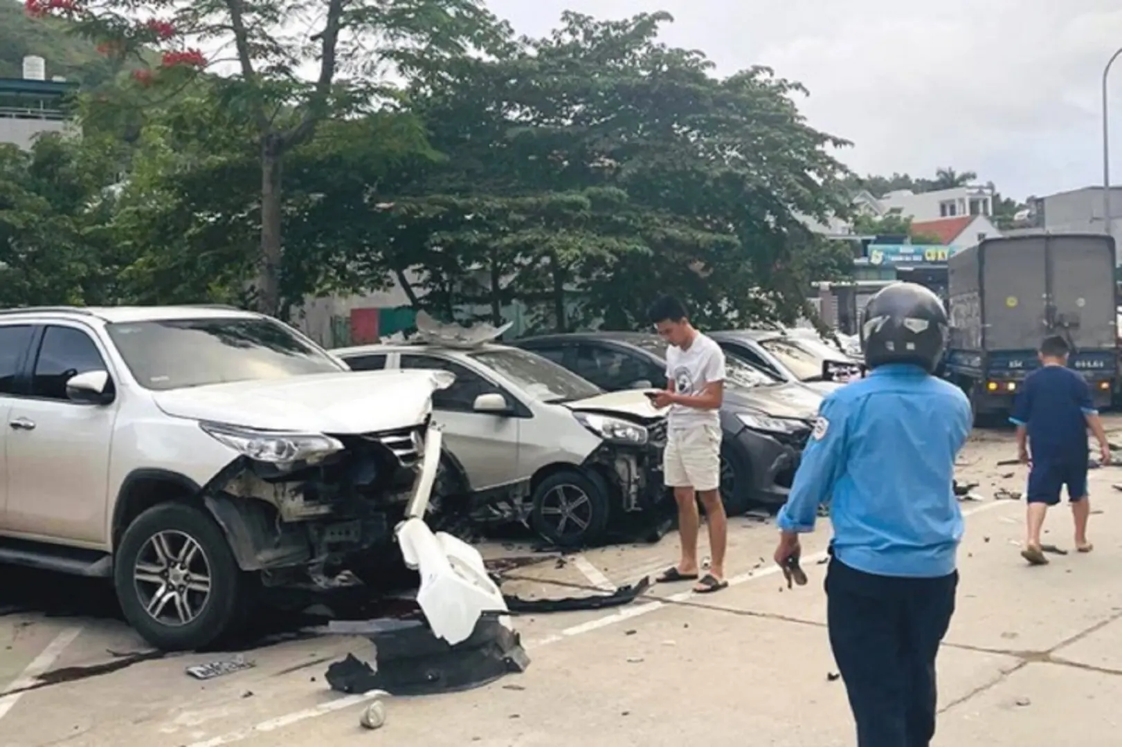 Tai nạn giao thông hôm nay (29/5): Xe bán tải đâm nát hàng chục ô tô