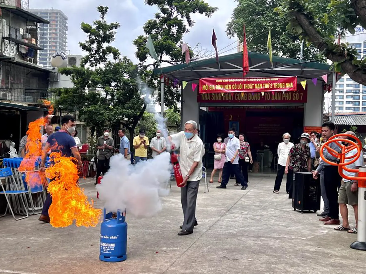 Người dân Tổ dân phố số 7 (phường Giảng Võ, quận Ba Đình) thực hành về công tác phòng cháy, chữa cháy tại buổi ra mắt mô hình“An toàn PCCC tại các căn hộ tập thể cũ”. Ảnh: Thủy Tiên