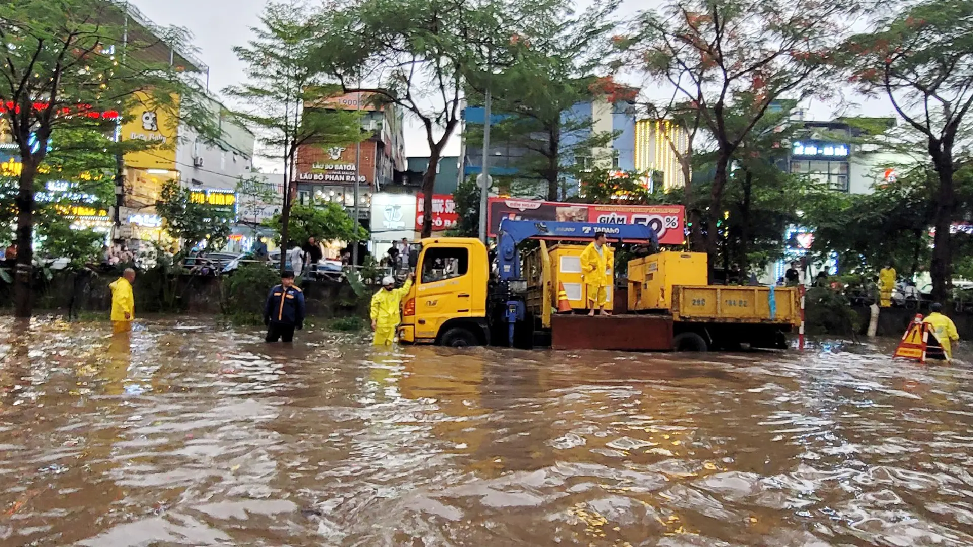 Bao giờ Hà Nội hết lo ngập úng sau mưa lớn?