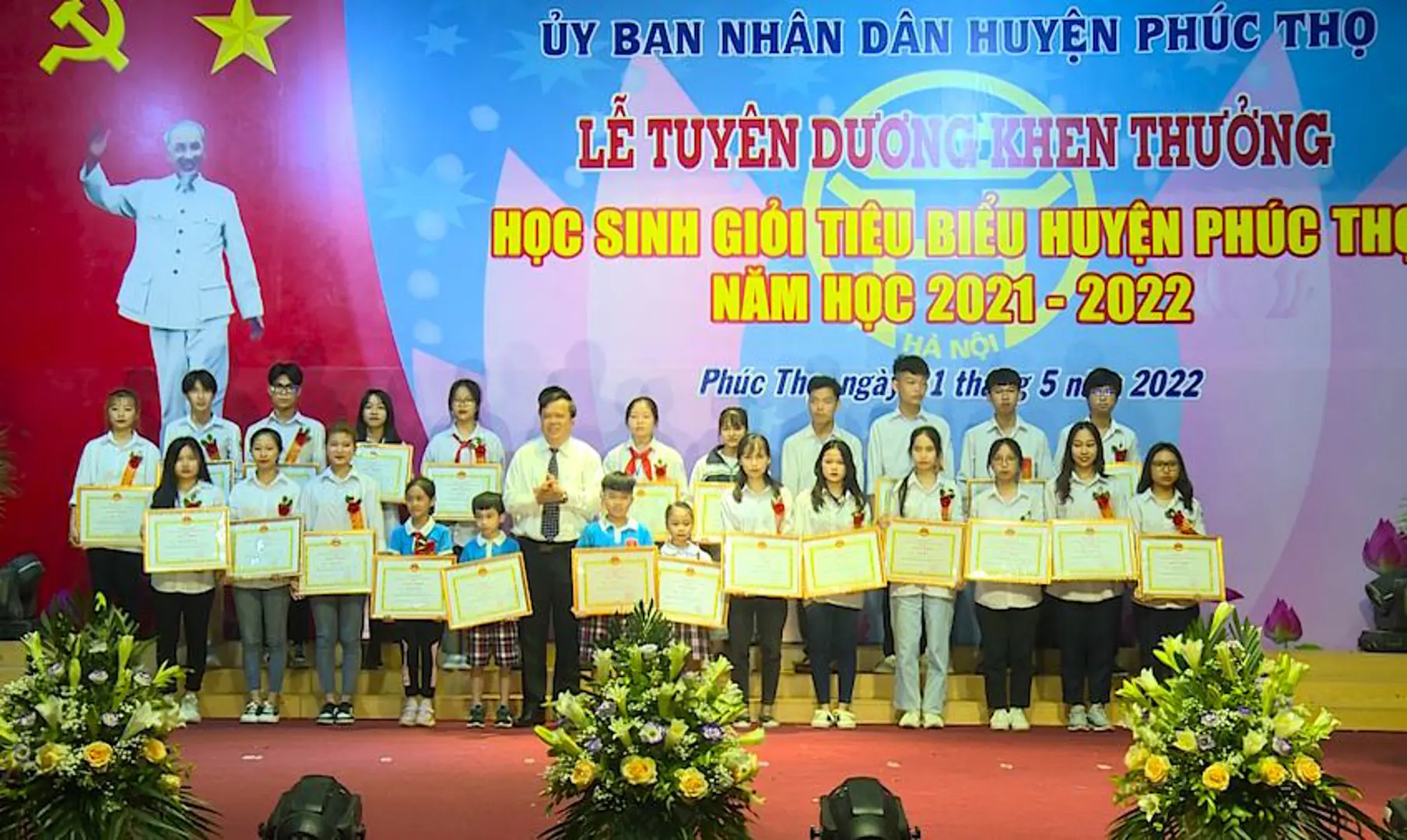 Huyện Phúc Thọ tuyên dương, khen thưởng 211 học sinh giỏi tiêu biểu năm học 2021-2022