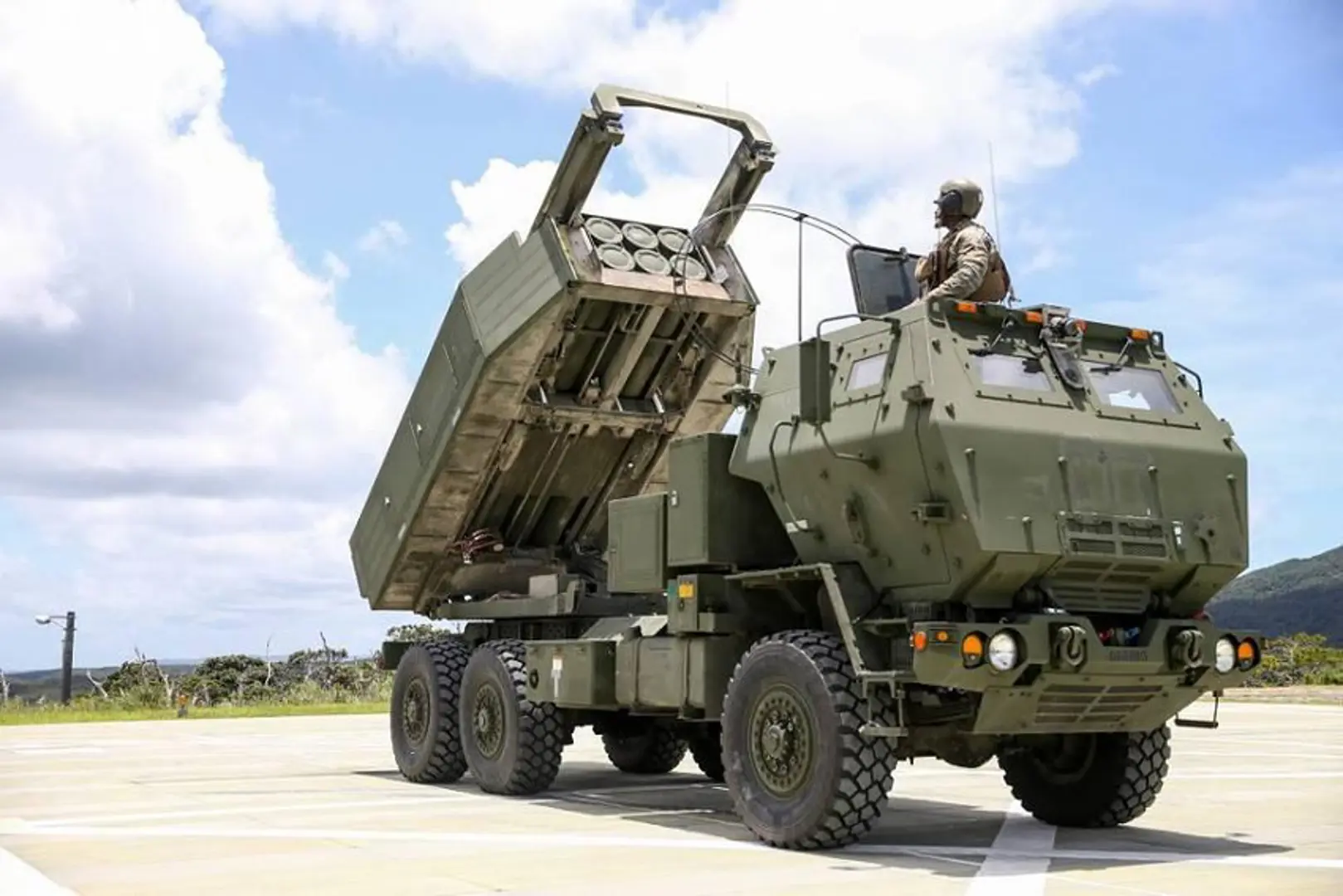 Hệ thống tên lửa cơ động cao (HIMARS). Ảnh: Army Recognition