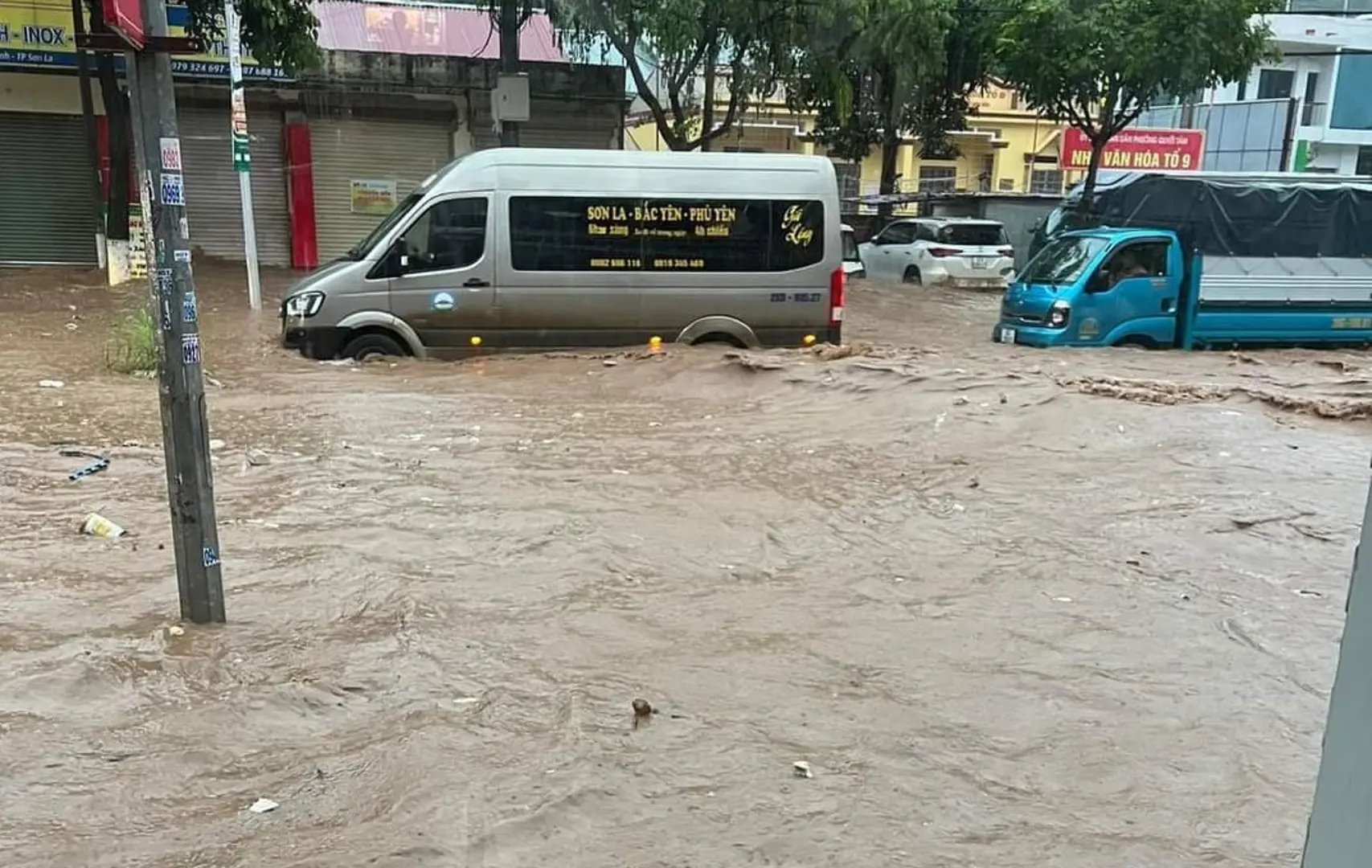 Thành phố Sơn La ngập trong biển nước