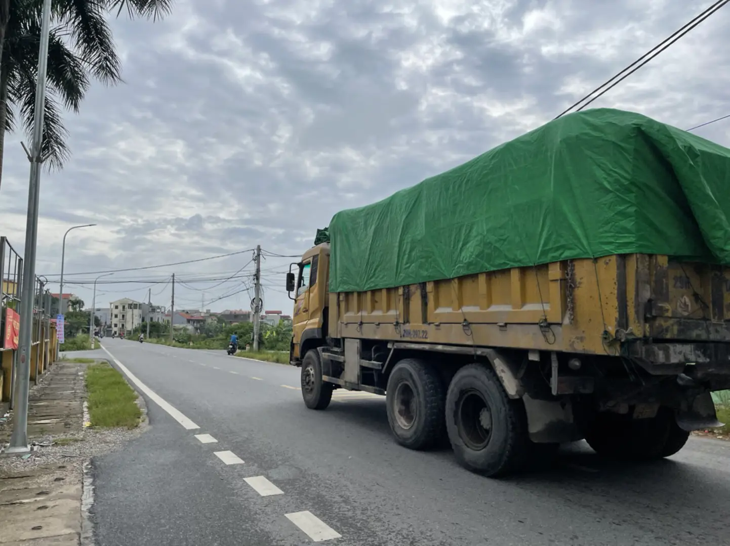 "Náo loạn" xe quá tải cày xới đường liên xã huyện Thường Tín