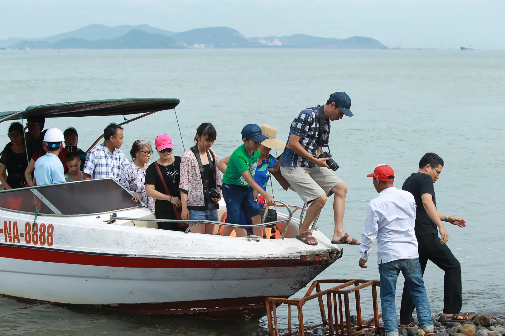 Du khách trải nghiệm tour du lịch Cửa Lò - Đảo Ngư. Ảnh: Phạm Hùng