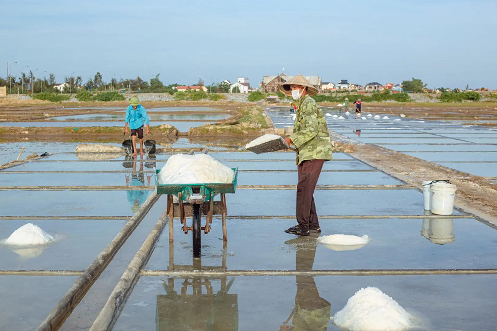 Nhọc nhằn nghề làm muối