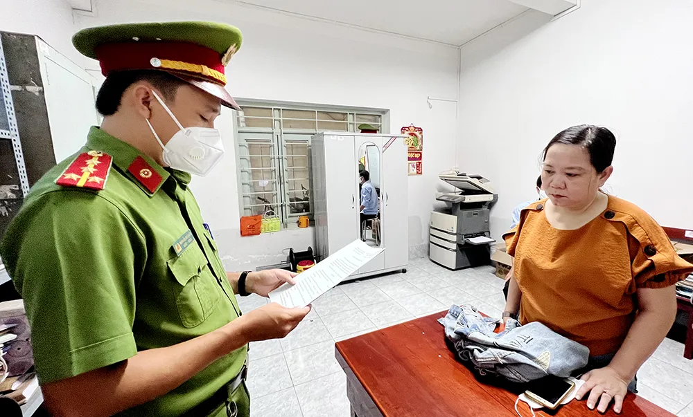 Bắt hiệu trưởng, kế toán trường tiểu học về tội Tham ô