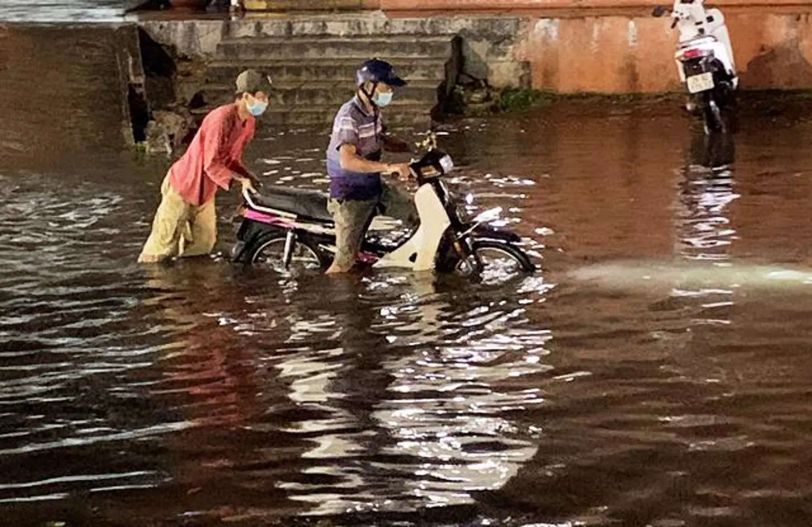 Vì sao Hà Nội thường xuyên ngập úng khi mưa lớn?