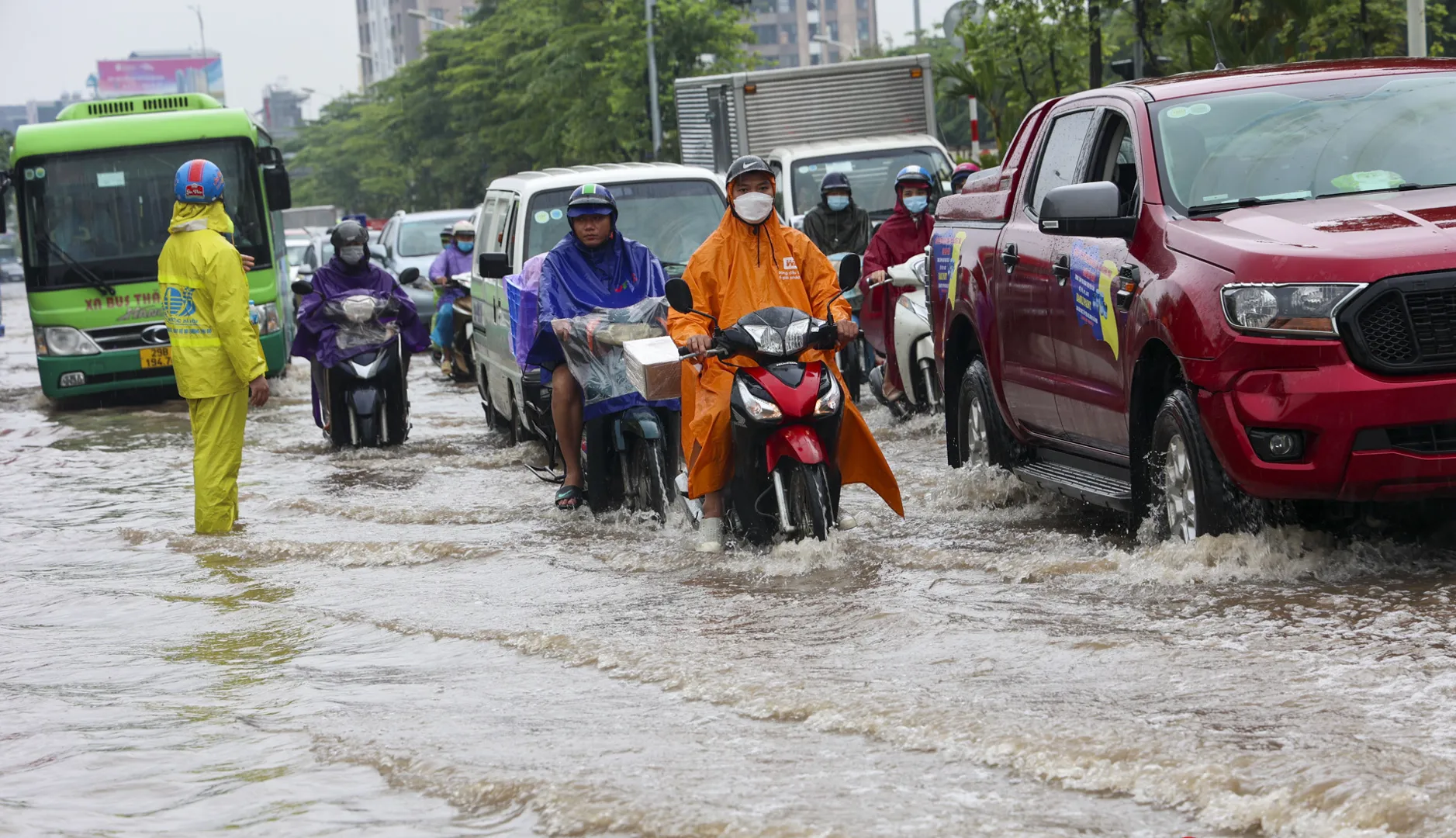 Nhiều tuyến phố ở Hà Nội bị ngập trong trận mưa ngày 24/5. Ảnh: Bảo Khánh