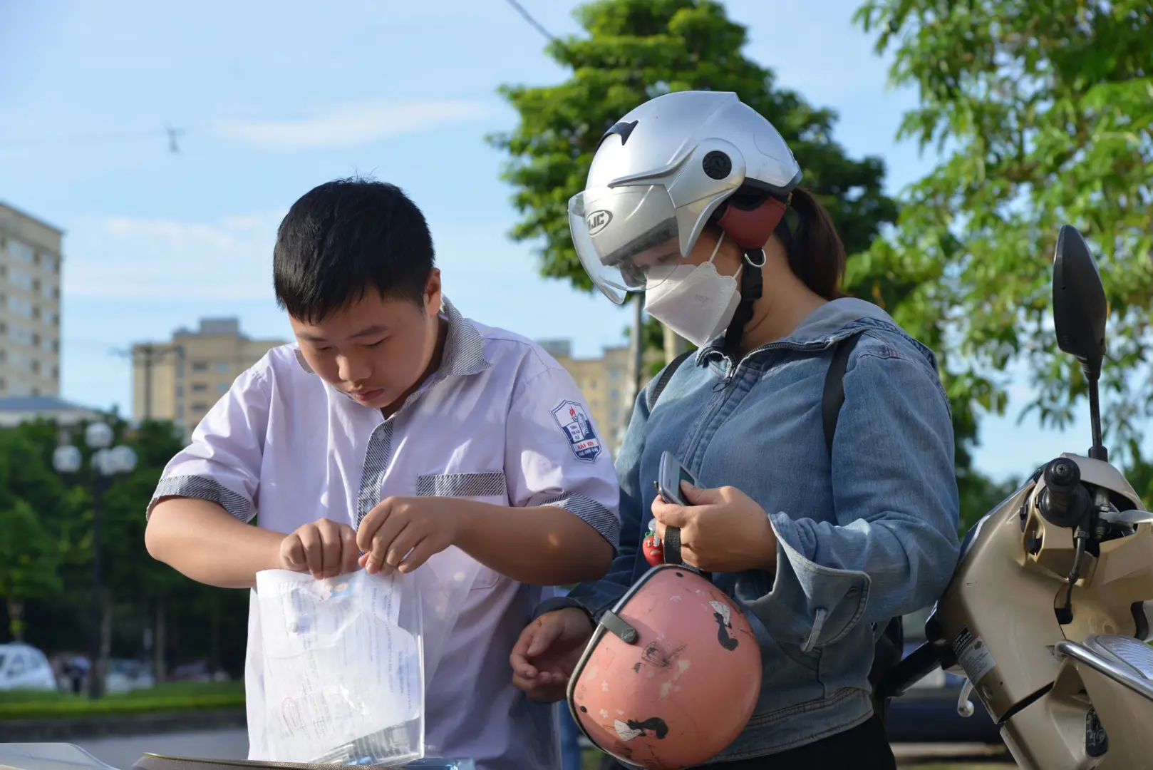 Phụ huynh luôn sát cánh, động viên các con