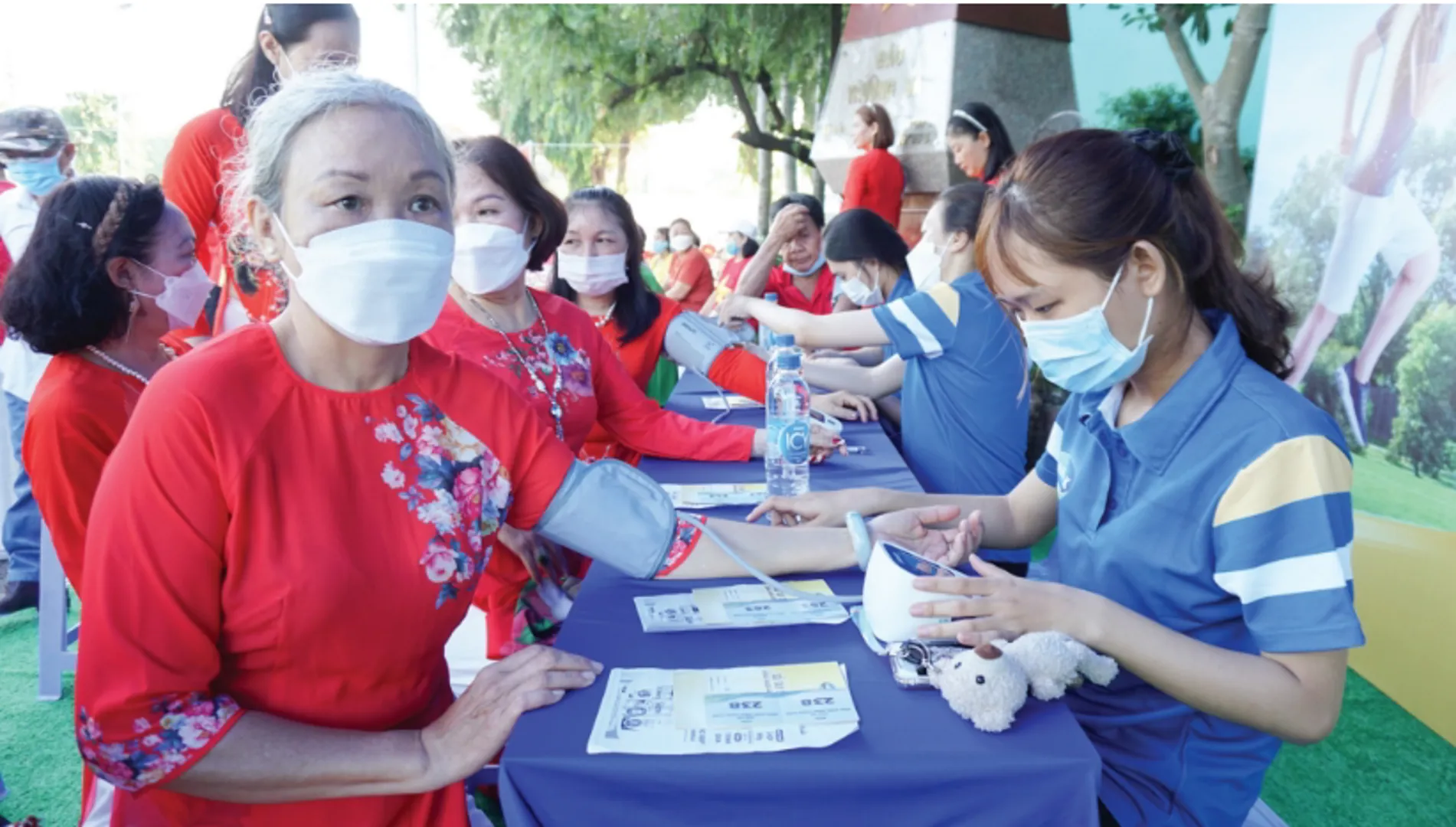 Đội ngũ y bác sĩ, tư vấn viên của Vinamilk tiến hành thăm khám tổng quát sức khỏe của người cao tuổi.