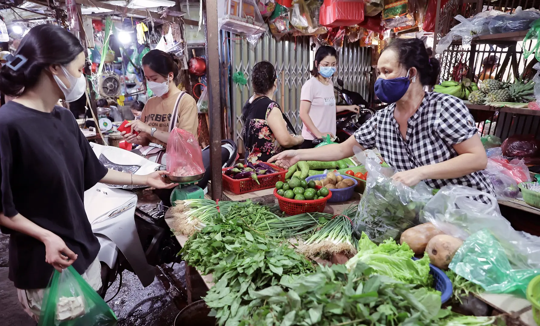 Nắng nóng, thực phẩm giải nhiệt đắt khách, người bán "hốt bạc"