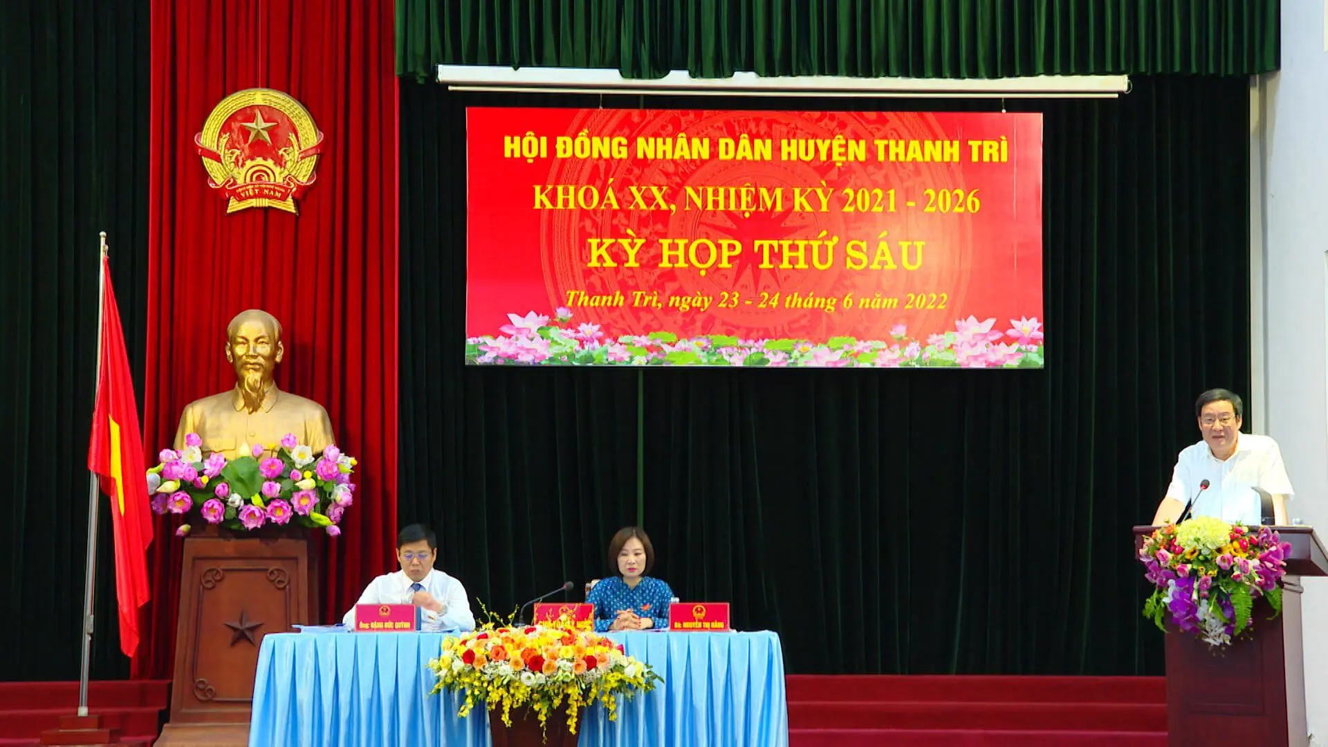  Xem xét thông qua nhiều tờ trình, đề án 