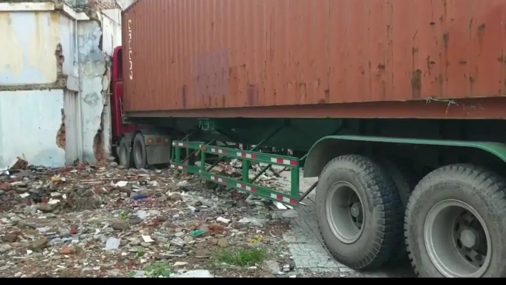 TP Hồ Chí Minh: Xe container đâm sập tiệm vàng