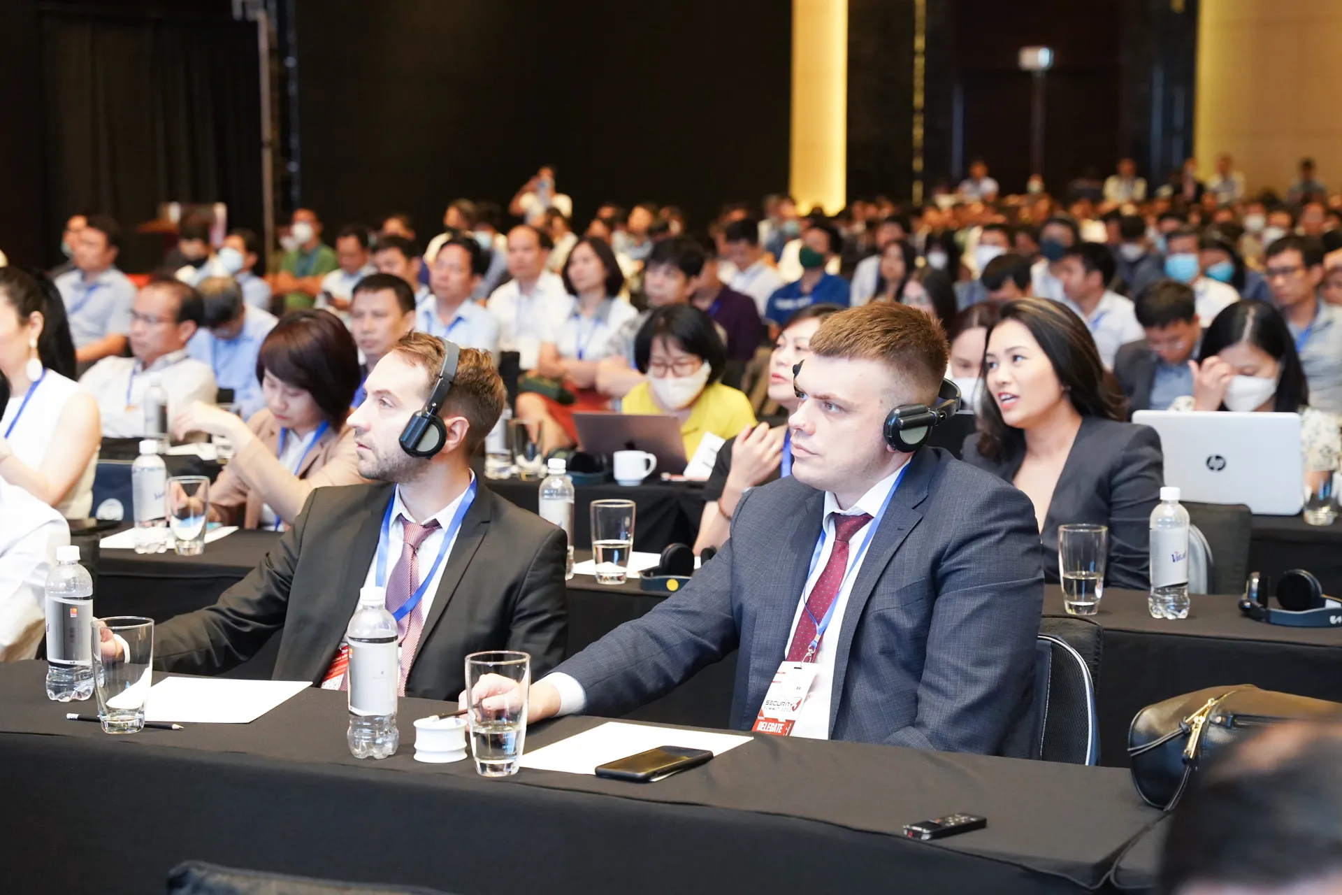 Các khách mời tham dự hội nghị.
