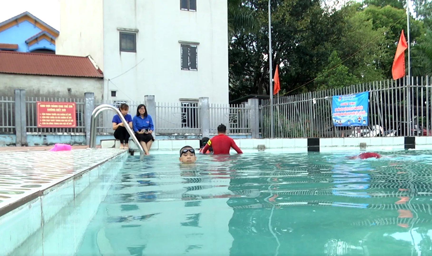 Nhà khó khăn, trẻ thiếu tiền học bơi: Hà Đông mở luôn lớp bơi miễn phí