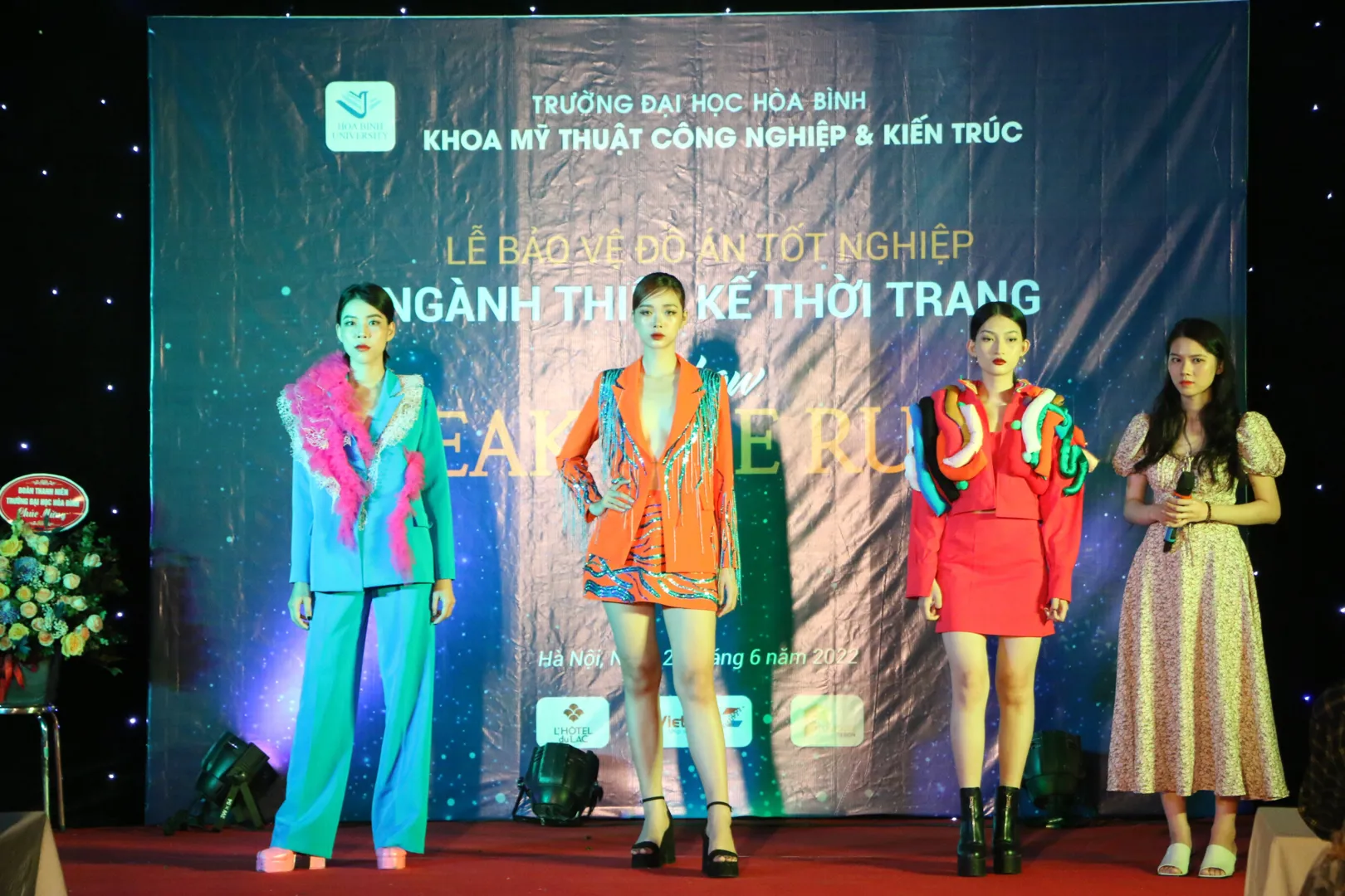 Tổ chức bảo vệ đồ án tốt nghiệp bằng show diễn thời trang