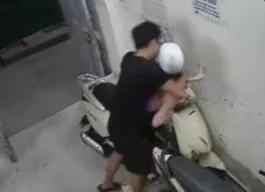 Hà Nội: Triệu tập đối tượng khống chế, sàm sỡ cô gái trẻ ở Kim Liên