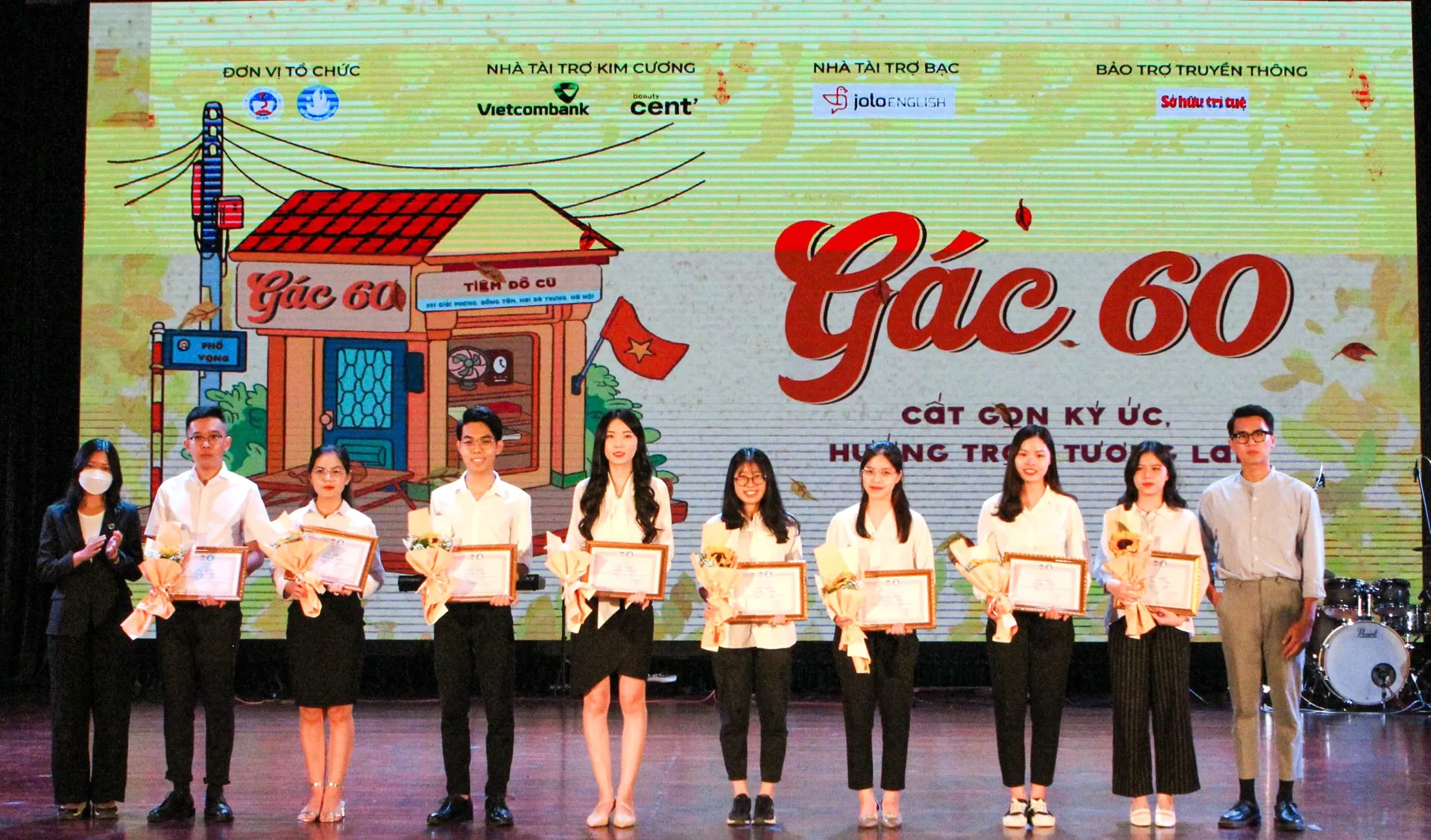 tuyên dương những gương mặt sinh viên khóa 60 ưu tú, có thành tích xuất sắc trong học tập và các công tác ngoại khóa của Hội Sinh viên