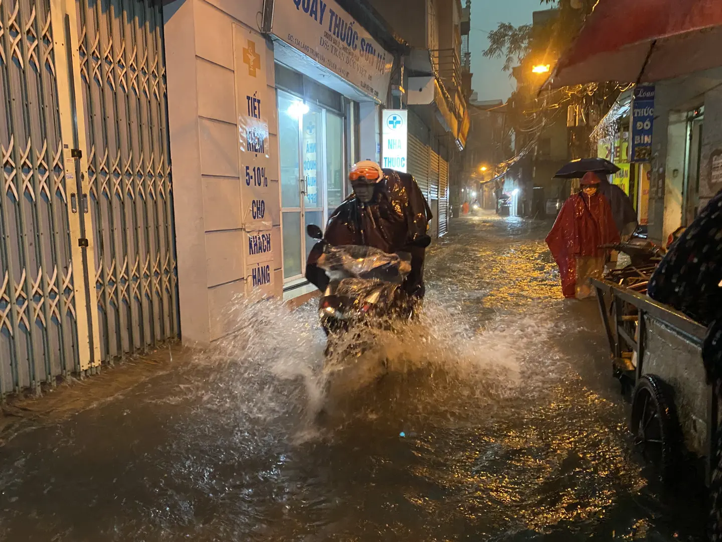 Hà Nội: Mưa lớn đúng giờ tan tầm khiến nhiều tuyến phố ngập nặng, ùn tắc