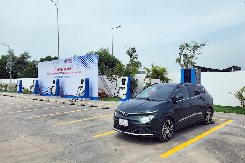 VinFast to install 300 EV charging equipment at filling stations this year