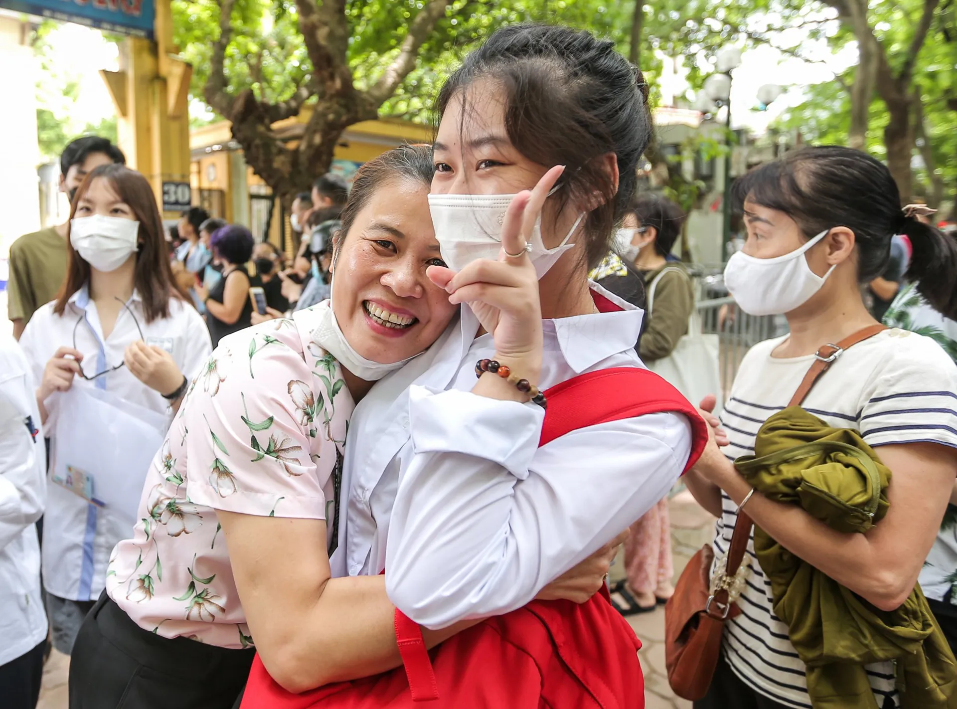 Một phụ huynh vui và tự hào về bài thi của con gái 