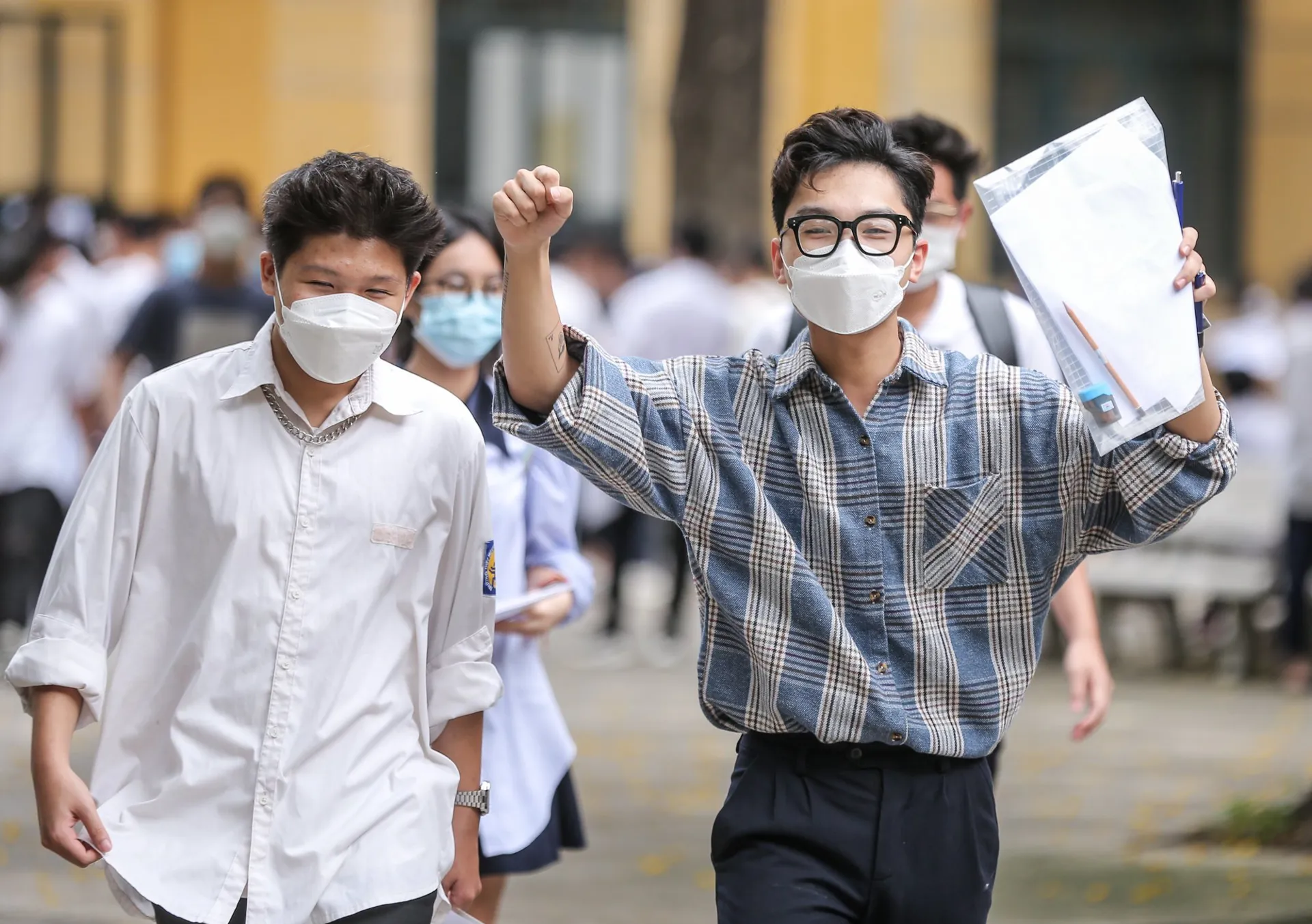 Một nam thí sinh không giấu được niềm vui với bài thi môn văn