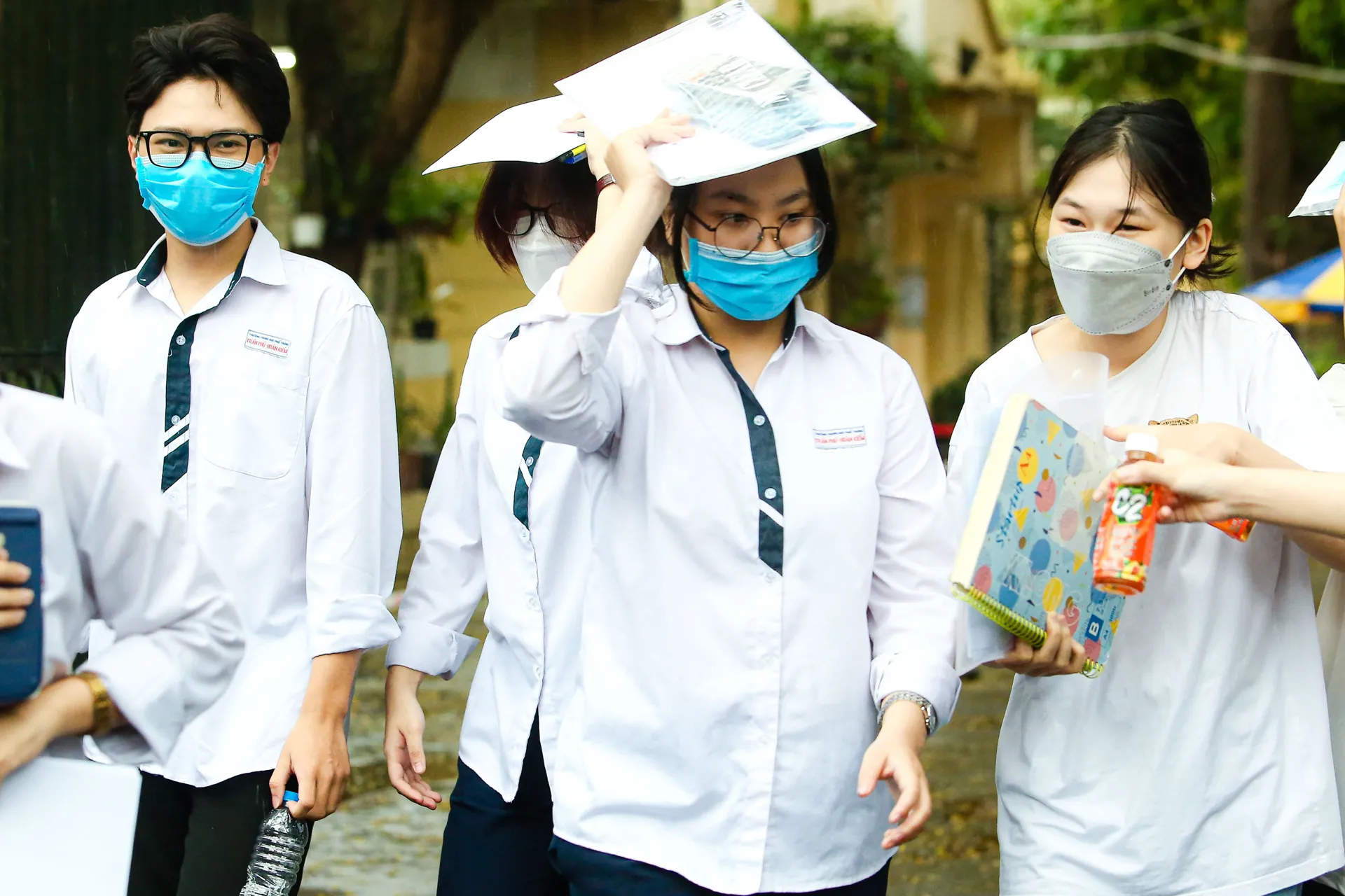 Thí sinh hoàn tất bài thi môn Toán- Kỳ thi tốt nghiệp THPT vào chiều nay (7/7) (Ảnh: Duy Khánh)