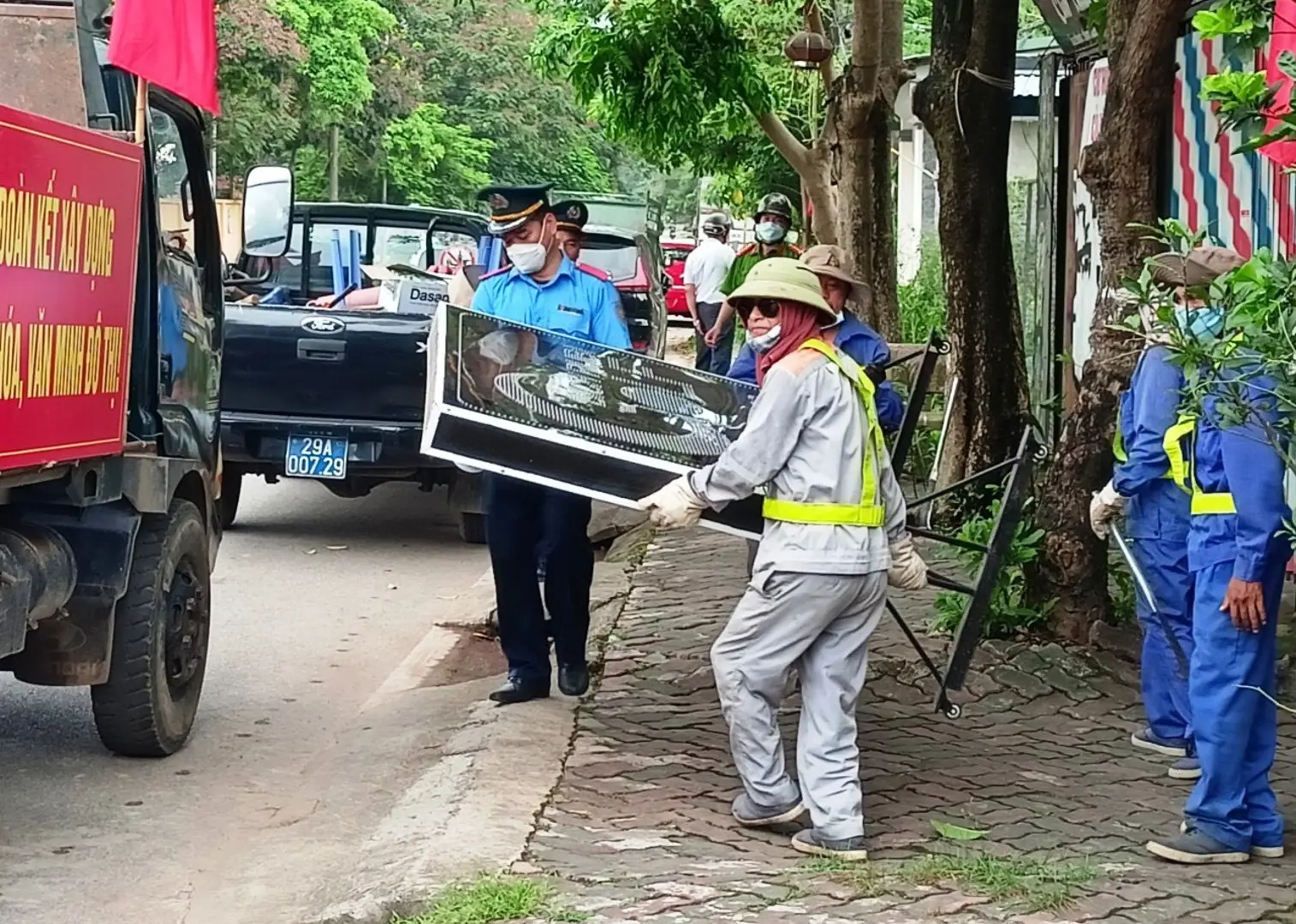 Huyện Sóc Sơn ra quân, xử lý hàng trăm vi phạm trật tự đô thị, ATGT