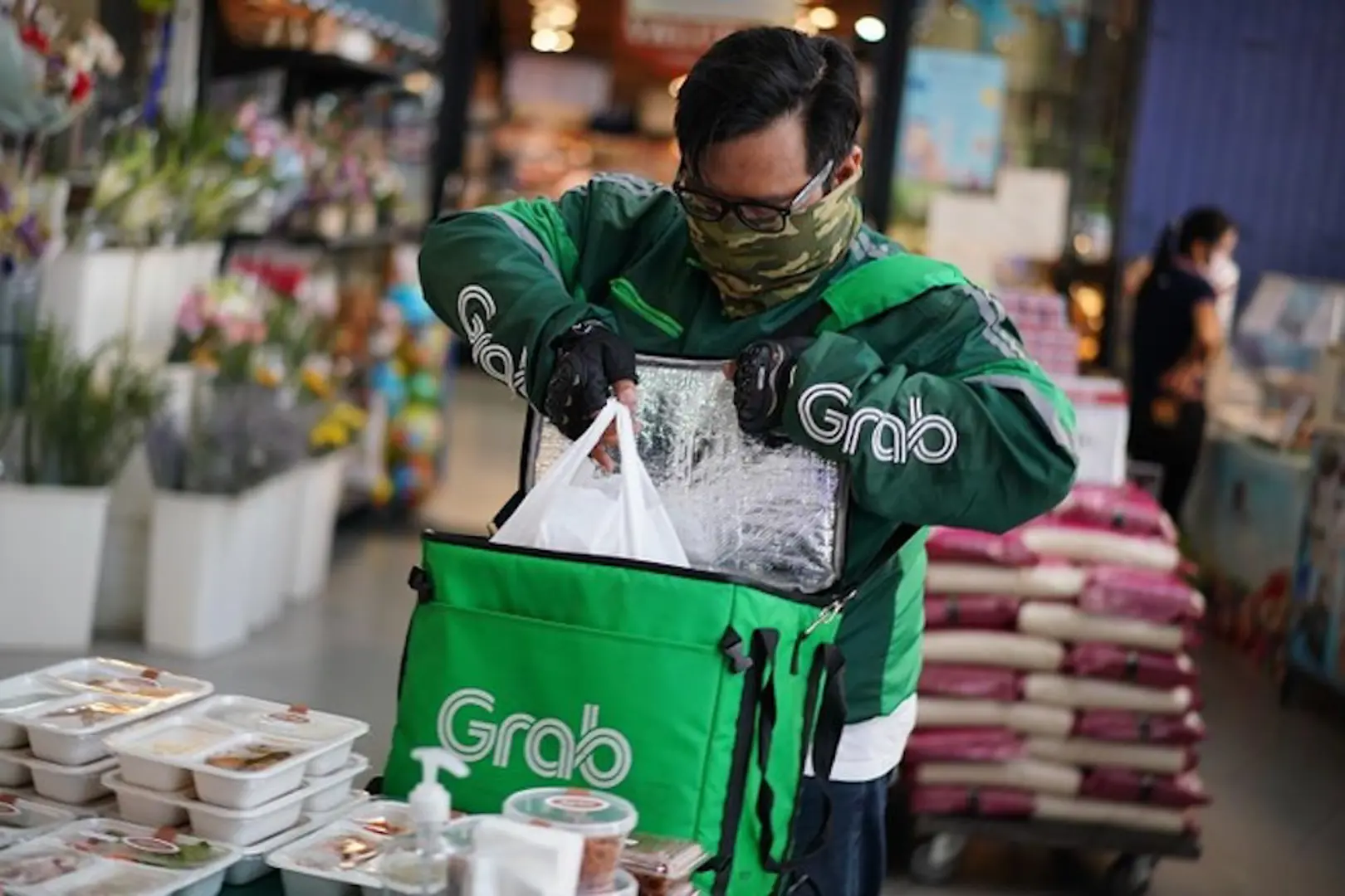 Grab thu phụ phí nắng nóng: Các tài xế nói gì?