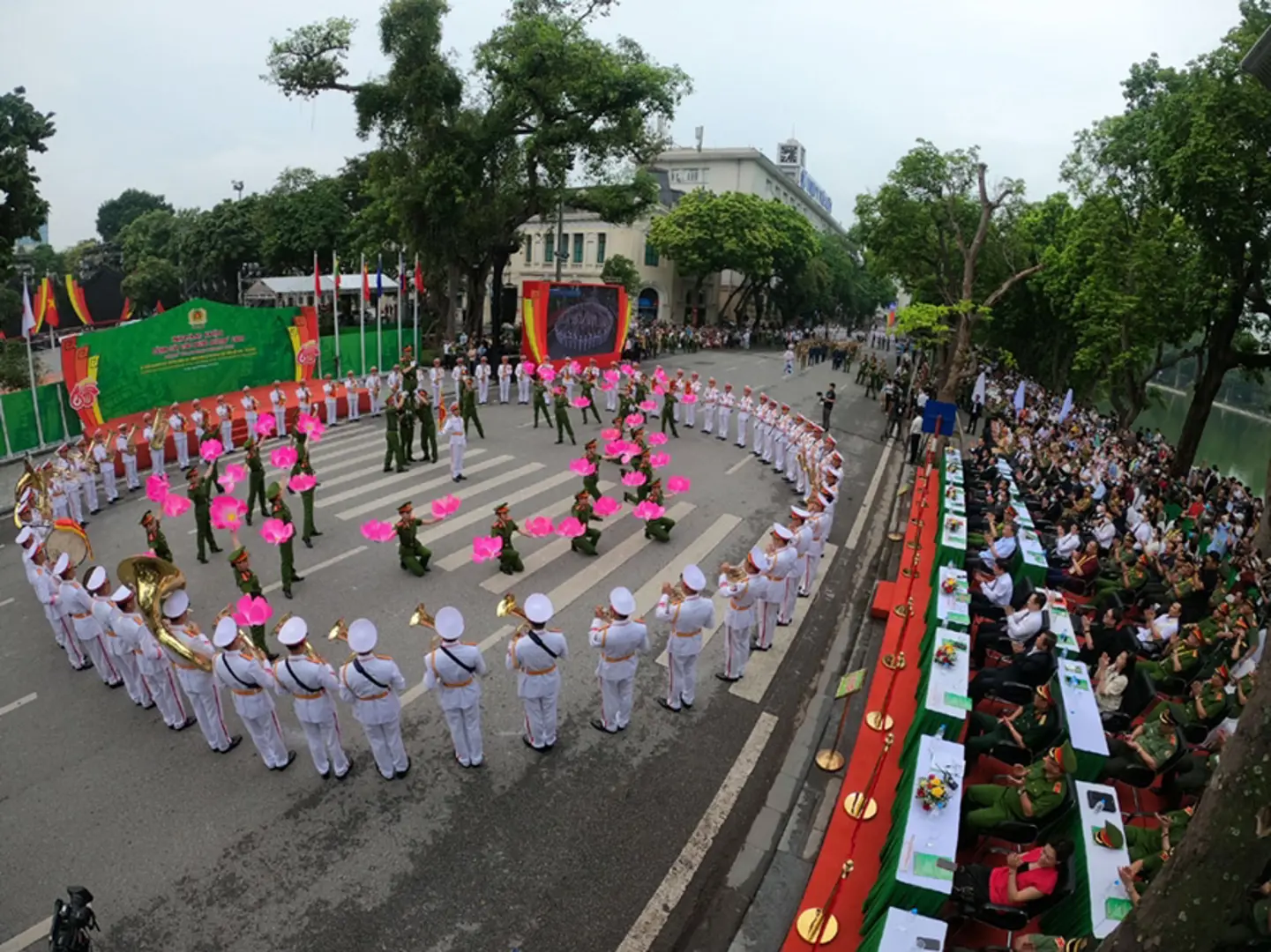 Hàng trăm cảnh sát Asean lên đồ, chơi nhạc tưng bừng phố đi bộ Hồ Gươm