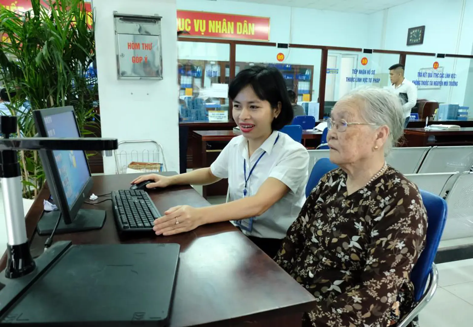 Hà Nội: Hỗ trợ người dân làm thủ tục hành chính nhanh chóng, thuận tiện